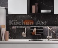 Cuisine moderne chic en U couleur blanc cristal plan de travail blanc mat et crédence marbré - 5
