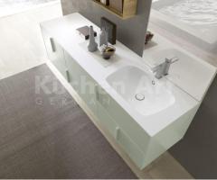 Salle de Bains Italienne en Ocritech blanc façades menthe avec Vasque Intégrée et Éléments Suspendus - 2