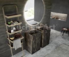 Salle de Bains italienne avec Vasques marbré Noir Brillant, Miroir Rond et Porte-Objets en Métal