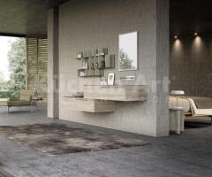 Salle de Bains chic avec Vasque Intégrée, facades en bois et Éléments Hauts en Métal Peint Métallisé