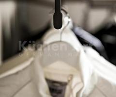Dressing moderne d'Angle avec Portes Coulissantes en Verre Sombre | Luxe et Rangement Optimal - 4