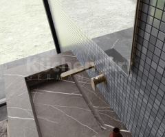 Salle de Bain Moderne italienne avec Miroir Carré et Éléments Hauts Suspendus - 4