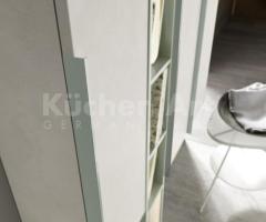 Salle de Bains au design Italien avec Plan de en Ocritech, Poignée Intégrée et Modules Ouverts - 5