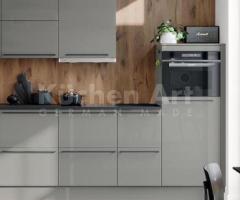 Cuisine Moderne en Gris Perle Bril­lant – Élégance Neutre avec Finitions en Bois et Noir - 3