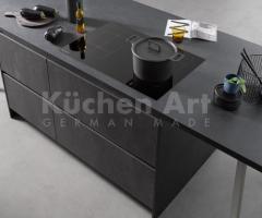 Cuisine design en Chêne Vieilli Cognac avec Mélange de Béton Noir et Bois Chaleureux - 3