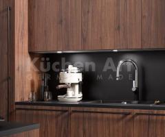 Cuisine chic en Bois de Noyer, Surfaces Noires, et Technologie Moderne pour un Design Élégant - 3