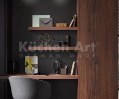 Cuisine chic en Bois de Noyer, Surfaces Noires, et Technologie Moderne pour un Design Élégant - 4