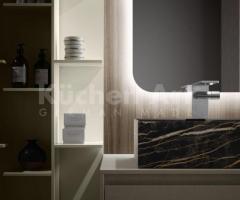 Salle de Bain : Double Vasques marbré Noir et Unités Murales Verticales Design - 5