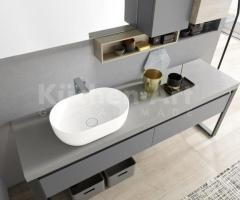 Salle de bains contemporaine avec plan Tekormud Cemento Tortora et vasque Unica 55