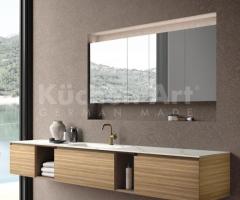 Salle de bains minimaliste avec meuble suspendu en bois clair et vasque intégrée