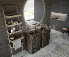 Salle de bains moderne noir marbré avec vasque rectangle – Élégance et rangement graphique